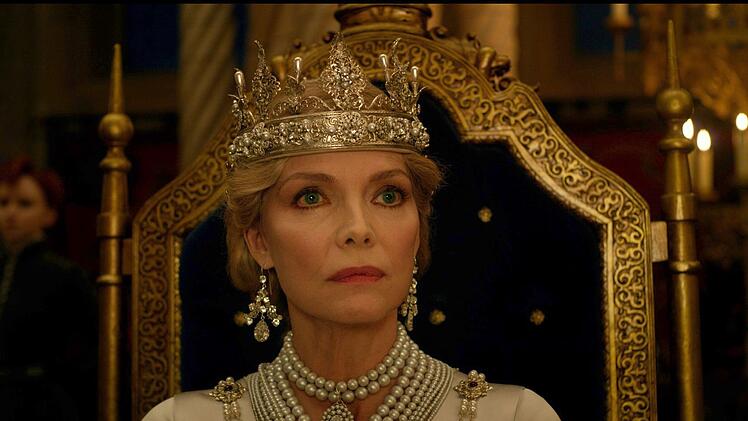 K&ouml;nigin Ingrith (Michelle Pfeiffer) macht gute Miene zum b&ouml;sen Spiel.