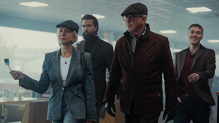 Coole Auftritte k&ouml;nnen die Harrigans: Maeve (Helen Mirren) und Conrad (Pierce Brosnan, vorne links) mischen mit ihrem Handlanger Paul (Emmett J Scanlan, hinten links) wieder mal einen Laden auf. Pauls Neffe Fergus (Jack Archer) hat seinen ersten Tag und ahnt noch nicht, was gleich passieren wird.