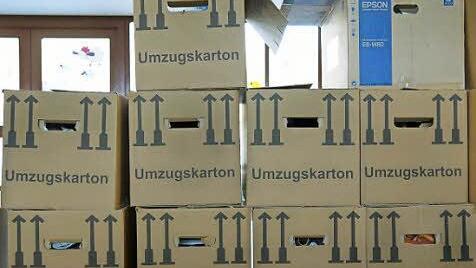 Nicht benötigte Sachen lagern in Umzugskartons im Pausenbereich des Schulgebäudes.