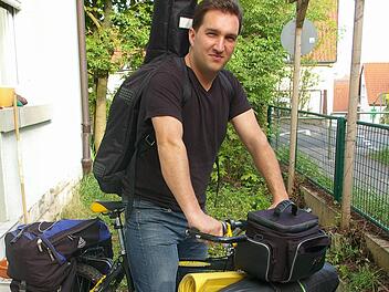 Ben Schilling verbindet das Radeln, die Musik auf der Gitarre und Yoga auf dem Jakobsweg. Foto: Tom Müller
