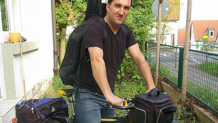 Ben Schilling verbindet das Radeln, die Musik auf der Gitarre und Yoga auf dem Jakobsweg. Foto: Tom Müller