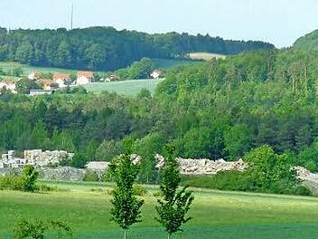 Die Region um Breitbrunn ist reich an Sandstein. Gleich neben dem Kreuzweg befindet sich der Steinbruch Breitbrunn der Firma Graser. Im Hintergrund ist Schönbach zu erkennen.  Foto: Sabine Meißner