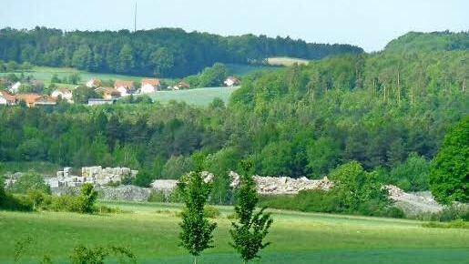 Die Region um Breitbrunn ist reich an Sandstein. Gleich neben dem Kreuzweg befindet sich der Steinbruch Breitbrunn der Firma Graser. Im Hintergrund ist Schönbach zu erkennen.  Foto: Sabine Meißner