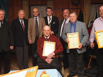 Über 30 Jahre gehören diese Mitglieder der CSU an; von links Vors. Norbert Schuhmann, Staatssekretär a.D. Dr. Albert Meyer, Wilhelm Schneider, CSU-Kreisvorsitzender MdL Steffen Vogel, die geehrten Mitglieder Otmar Schmitt, Horst Arneth, Albert Schmitt sowie das älteste Mitglied Georg Dittmann (vorne).