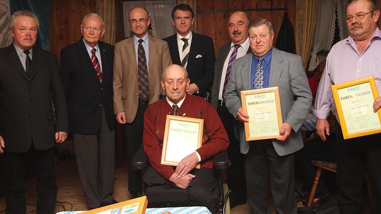 Über 30 Jahre gehören diese Mitglieder der CSU an; von links Vors. Norbert Schuhmann, Staatssekretär a.D. Dr. Albert Meyer, Wilhelm Schneider, CSU-Kreisvorsitzender MdL Steffen Vogel, die geehrten Mitglieder Otmar Schmitt, Horst Arneth, Albert Schmitt sowie das älteste Mitglied Georg Dittmann (vorne).