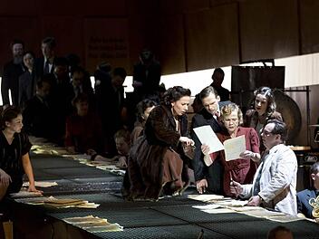 Szene aus dem Oratorium "And the Trains Kept Coming..." mit Gesangssolisten, Choristen, Musikern und Schauspielern des Staatstheaters Nürnberg Fotos: Ludwig Olah