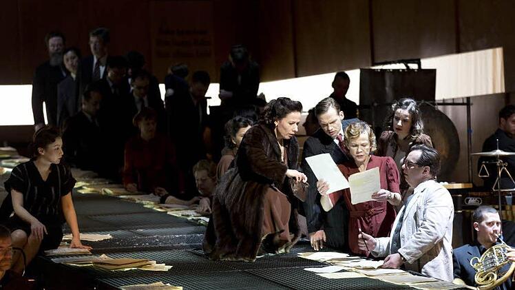 Szene aus dem Oratorium "And the Trains Kept Coming..." mit Gesangssolisten, Choristen, Musikern und Schauspielern des Staatstheaters Nürnberg Fotos: Ludwig Olah