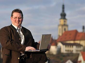Die CSU kokettiert gerne mit ihrer Affinität zu Tradition und Technik. Hier posiert Bernd Kotschenreuther als Stadtsteinacher Bürgermeisterkandidat mit Laptop und Lederhose. Foto: Archiv/Klaus Rössner