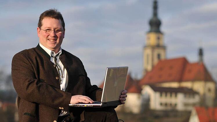 Die CSU kokettiert gerne mit ihrer Affinität zu Tradition und Technik. Hier posiert Bernd Kotschenreuther als Stadtsteinacher Bürgermeisterkandidat mit Laptop und Lederhose. Foto: Archiv/Klaus Rössner