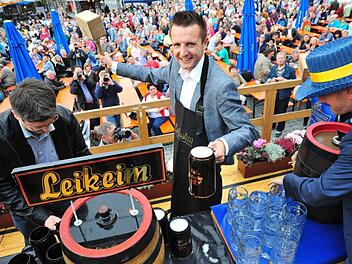 Beim Bieranstich: Bürgermeister Andreas Hügerich mit den Brauereichefs Andreas Leikeim (li.) und Hans Püls (re.).