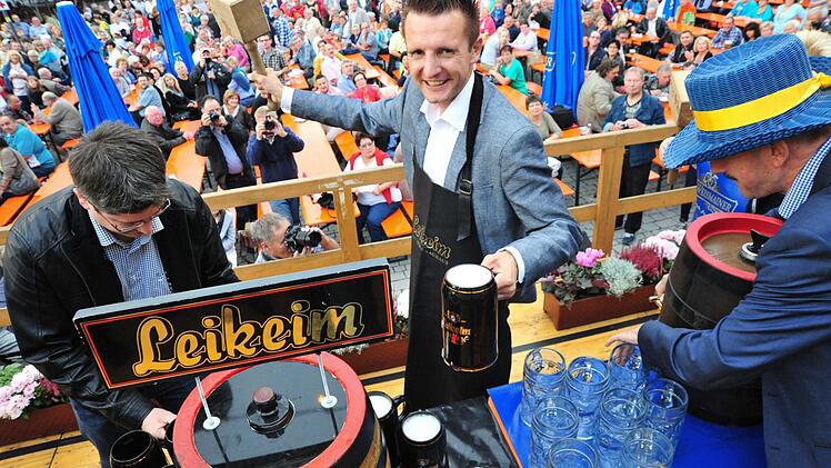 Beim Bieranstich: Bürgermeister Andreas Hügerich mit den Brauereichefs Andreas Leikeim (li.) und Hans Püls (re.).