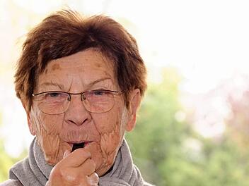 Getraud Fröhlich, bekannt mit ihrer Trillerpfeife Fotos: Archiv/Johanna Blum