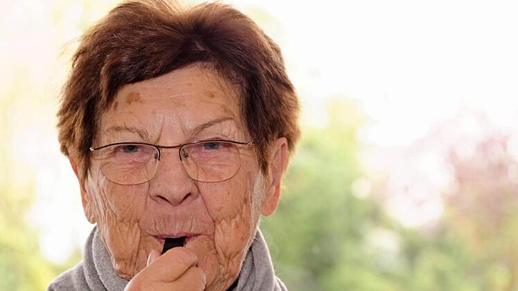 Getraud Fröhlich, bekannt mit ihrer Trillerpfeife Fotos: Archiv/Johanna Blum