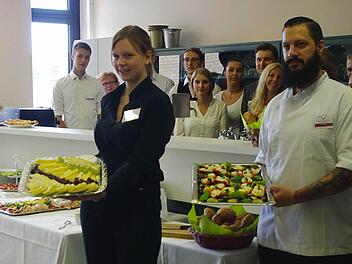 Vorne: 2. Klassensprecherin Lena Reiß und 1. Klassensprecher Jörg Oßwald präsentieren das leckere Frühstücksbüffet, zu dem die Schule eingeladen hatte.  Foto: Heike Schülein