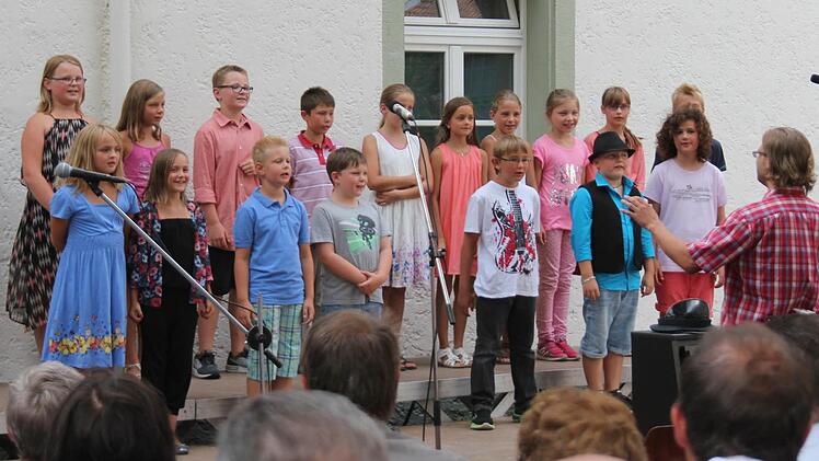 Der Kinderchor unter der Leitung von Alexander Thern sang witzige und schnippische Lieder.