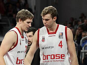 Nur 13 Monate ist Nicolo Melli (rechts) älter als Patrick Heckmann (links), hat aber einen Erfahrungsvorsprung von über 80 Euroleague-Spielen. Melli spielt seine sechste Saison in der europäischen Topliga. Heute steht für den 24-jährigen Italiener in Sassari ein besonderes Spiel bevor.  Foto: sportpress
