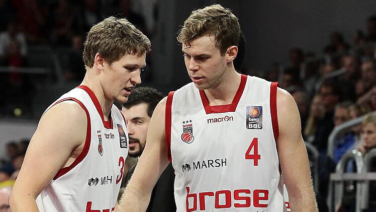 Nur 13 Monate ist Nicolo Melli (rechts) älter als Patrick Heckmann (links), hat aber einen Erfahrungsvorsprung von über 80 Euroleague-Spielen. Melli spielt seine sechste Saison in der europäischen Topliga. Heute steht für den 24-jährigen Italiener in Sassari ein besonderes Spiel bevor.  Foto: sportpress