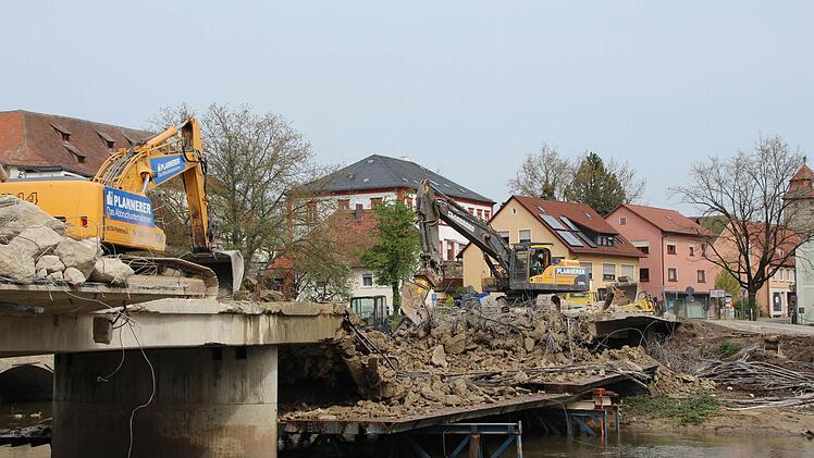 Der Abriss der Höchstadter Aischbrücke geht voran. Foto: Andreas Dorsch