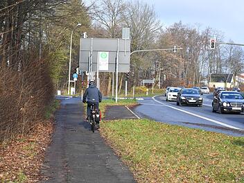 Der ziemlich holprige Belag des Radwegs wird durch einen neuen ersetzt.Fotos: Ronald Rinklef