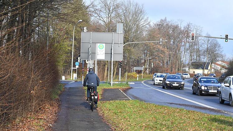 Der ziemlich holprige Belag des Radwegs wird durch einen neuen ersetzt.Fotos: Ronald Rinklef