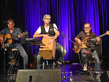 Roland Müller, Stefan Angele und Norbert Schöpa (von links), drei Musiker von Format aus dem Großraum Nürnberg, bilden die Band "The Usual Suspects", die beim Kulturamt Haßfurt live in der Rathaushalle zu Gast war und das Publikum begeisterte. Ulrike Langer