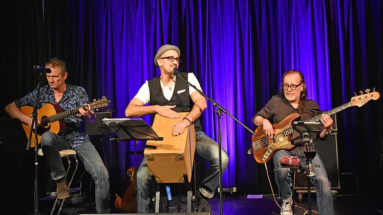 Roland Müller, Stefan Angele und Norbert Schöpa (von links), drei Musiker von Format aus dem Großraum Nürnberg, bilden die Band "The Usual Suspects", die beim Kulturamt Haßfurt live in der Rathaushalle zu Gast war und das Publikum begeisterte. Ulrike Langer
