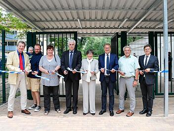 Mit dem symbolischen Banddurchschnitt wurde das neue Fußgängertor freigegeben.   Foto: Matthias Hoch