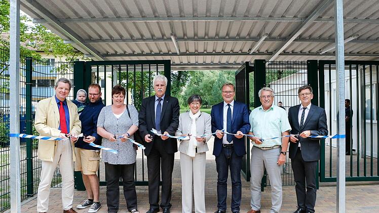 Mit dem symbolischen Banddurchschnitt wurde das neue Fußgängertor freigegeben.   Foto: Matthias Hoch