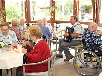 Beste Stimmung herrschte beim Kaffeenachmittag im Altenheim in der Brenk-Stra&szlig;e.Foto: Stefanie Gleixner