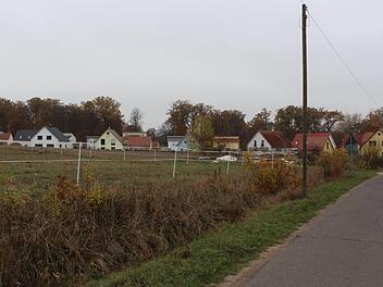 Von der Schreinerei Löhr im Süden bis zur Straße Richtung Aisch (rechts im Bild) wird sich das neue Baugebiet "Kühtrieb II" in Pommersfelden erstrecken. Das neue Wohngebiet schließt sich an "Kühtrieb I” an, dessen Bebauung im Bild zu sehen ist.    Foto: Evi Seeger