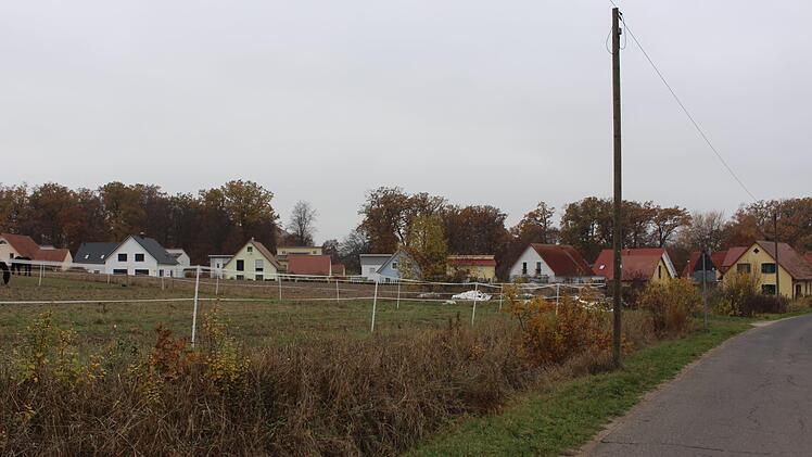 Von der Schreinerei Löhr im Süden bis zur Straße Richtung Aisch (rechts im Bild) wird sich das neue Baugebiet "Kühtrieb II" in Pommersfelden erstrecken. Das neue Wohngebiet schließt sich an "Kühtrieb I” an, dessen Bebauung im Bild zu sehen ist.    Foto: Evi Seeger
