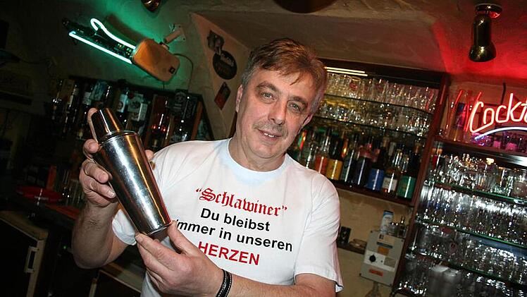 Abschiedsgeschenk der Stammgäste am 28. Februar 2013: Ein T-Shirt mit Liebeserklärung. Archivbild: Andreas Oswald