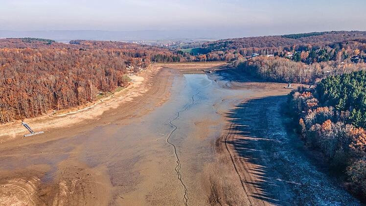 Suchbild: Was fehlt hier? Richtig, das Wasser im Ellertshäuser See. Er wurde trockengelegt.