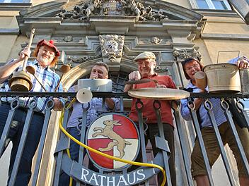 Gestatten: die Haßfurter Stadtmusikanten! Horst Lohs, Hubert Müller, Reiner Schuster und Helene Friedrich (von links) halten die Ehre der Haßfurter beim Städtewettbewerb am 1. September bei der "Bayern 1-Sommerreise" hoch.  Fotos: Brigitte Krause