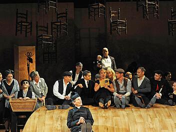 Mit zauberhaft komponierten Bildern entzückt die Neuinszenierung von Donizettis "Liebestrank" das Coburger Premierenpublikum. Eine zentrale Rolle spielt dabei der Chor, der die überalterte Bevölkerung eines Dorfes in der Toskana darstellt. Als Adina und Nemorino begeistern Sofia Kallio und Joel Annmo (Mitte). Foto: Andrea Kremper