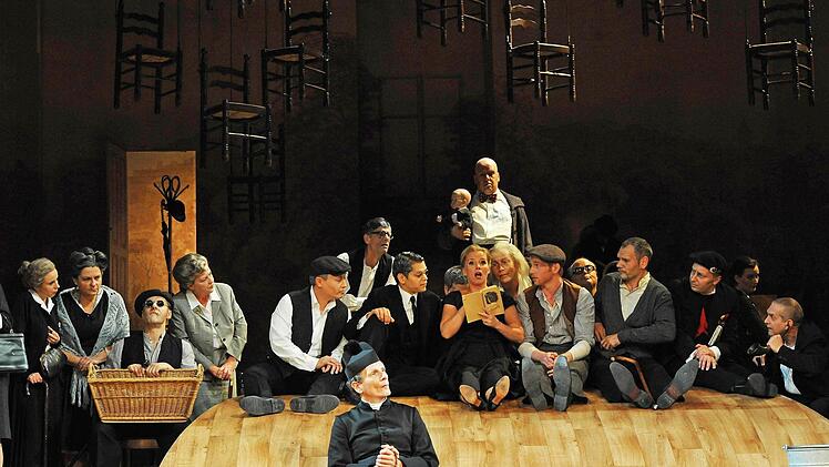 Mit zauberhaft komponierten Bildern entzückt die Neuinszenierung von Donizettis "Liebestrank" das Coburger Premierenpublikum. Eine zentrale Rolle spielt dabei der Chor, der die überalterte Bevölkerung eines Dorfes in der Toskana darstellt. Als Adina und Nemorino begeistern Sofia Kallio und Joel Annmo (Mitte). Foto: Andrea Kremper