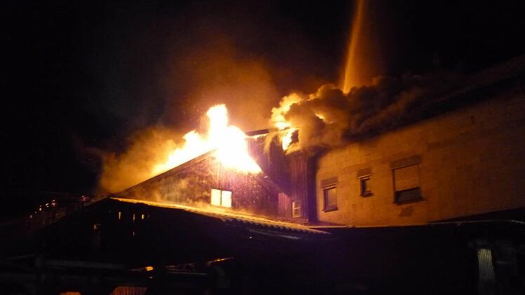 Flammen schlugen aus dem Dach. Foto: Stefan Wicklein