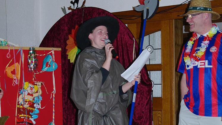 "Nachtwächter" Johanna Leitsch gab Kunde übers Dorfgeschehen.Foto: Stephanie Elm