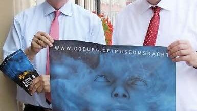 Organisator Martin Rohm (links) und Oberbürgermeister Norbert Tessmer mit dem Plakat der Museumsnacht 2014. Foto: Simone Bastian
