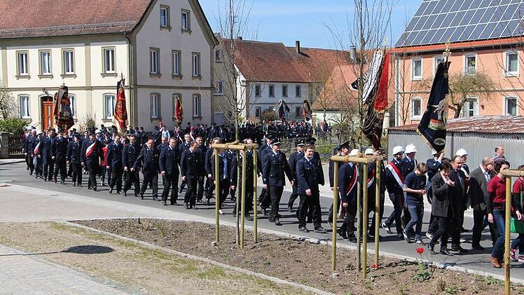 Beim Einzug ins Festzelt strahlte auch die Sonne im herausgeputzten Ort Mönchsambach.
