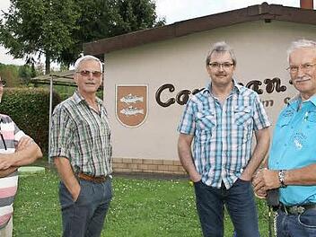 Franz Vrbnjak, Alfons Endres, Bernd Tandler und Günter Kramer unterhalten sich.  Foto: Sylvia Hubele