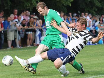 Der Kirchaicher Christian Karbacher (rechts) spitzelt dem Schonunger Florian Stark noch den Ball vom Fuß.