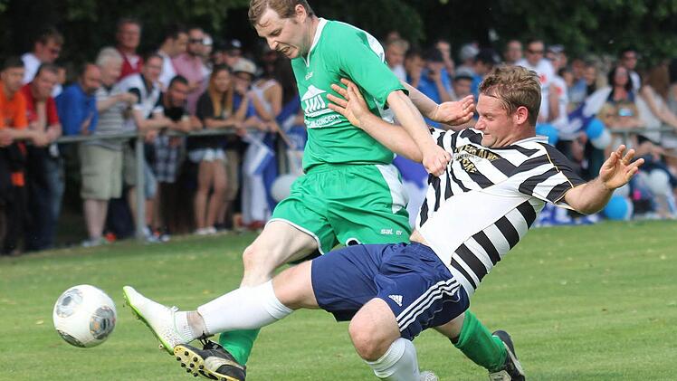 Der Kirchaicher Christian Karbacher (rechts) spitzelt dem Schonunger Florian Stark noch den Ball vom Fuß.