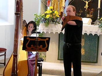 Ein außergewöhnliches Team: Harfenistin Isabel Moretón und Pan-Flötist Matthias Schlubeck begeisterten beim Kirchweihkonzert in der St. Johannes-Kirche. Foto: Dieter Hübner