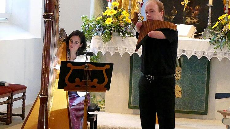 Ein außergewöhnliches Team: Harfenistin Isabel Moretón und Pan-Flötist Matthias Schlubeck begeisterten beim Kirchweihkonzert in der St. Johannes-Kirche. Foto: Dieter Hübner