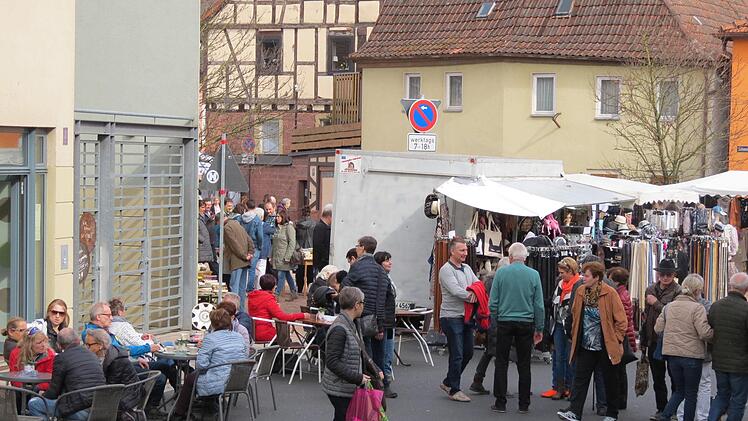 Beim Markt in Euerdorf war viel los. Die Sonne und die angenehmen Temperaturen sorgten für volle Straßen. Foto: Doris Bauer