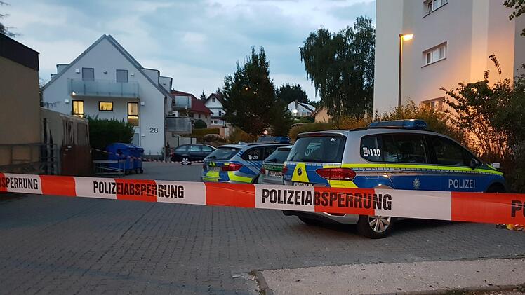 Polizeieinsatz in N&uuml;rnberg-Katzwang: Ein Mann schl&auml;gt seine Frau und bedroht sie und ein Kind mit einer Waffe. Der Mann ist noch auf der Flucht.  Foto: NEWS5 / Fechner