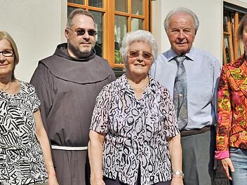 Zum 85. Geburtstag von Erhard Barnickel (Zweiter von rechts) gratulierten Bürgermeisterin Christine Frieß (rechts) und Pater Kosma Rejmer. Mit dem Jubilar freuten sich Tochter Angelika (links) und Ehefrau Kunigunda (Mitte).  Foto: Ingrid Kohles