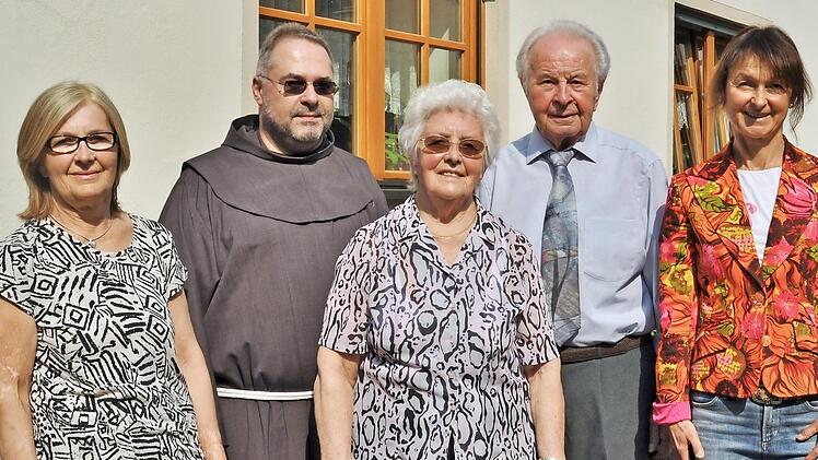 Zum 85. Geburtstag von Erhard Barnickel (Zweiter von rechts) gratulierten Bürgermeisterin Christine Frieß (rechts) und Pater Kosma Rejmer. Mit dem Jubilar freuten sich Tochter Angelika (links) und Ehefrau Kunigunda (Mitte).  Foto: Ingrid Kohles