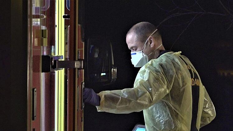 Ein Mitarbeiter des Rettunsgdienstes kommt mit Schutzkleidung aus einem Einsatzwagen. Das Coronavirus breitet sich immer weiter aus. In Bayern gibt es erste bestätigte Infektionen - bald auch in Franken?  Foto: Julian Stähle/dpa